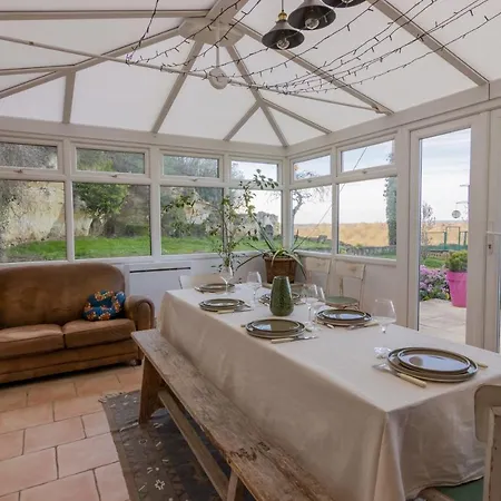 Holiday home Maison Chaleureuse-grand Jardin-proche Saumur